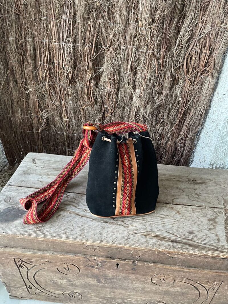 Bolso Saco de Ante Negro con Cinta Étnica Naranja - Imagen 2