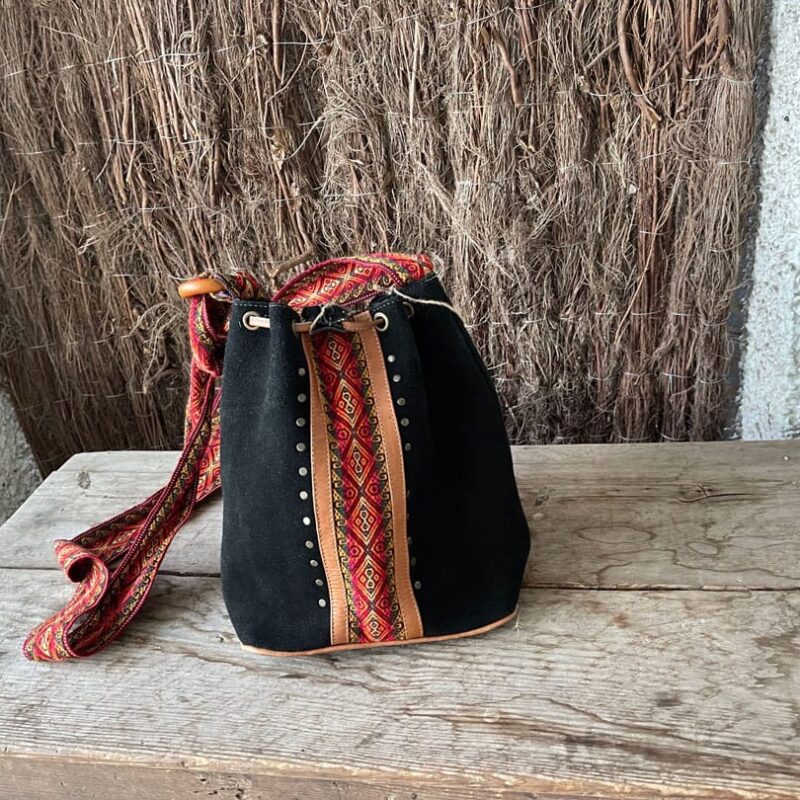 Bolso Saco de Ante Negro con Cinta Étnica Naranja