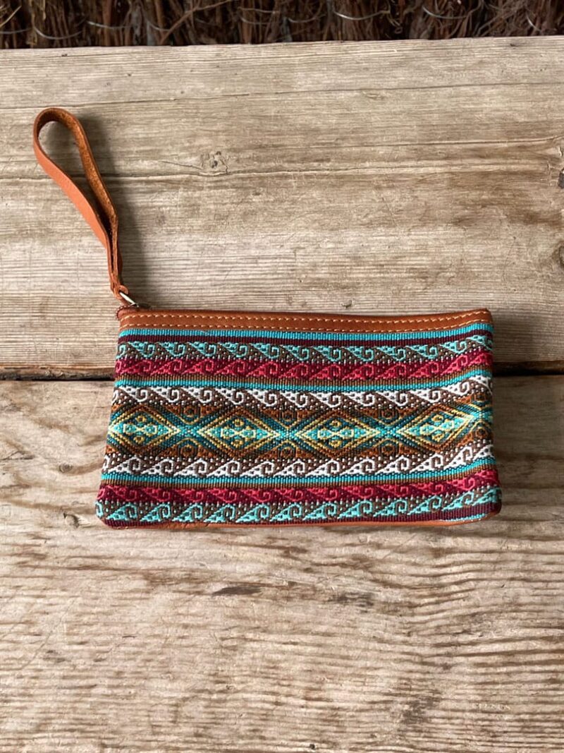Estuche faja quechua en azules, rosas y marrones, cuero camel