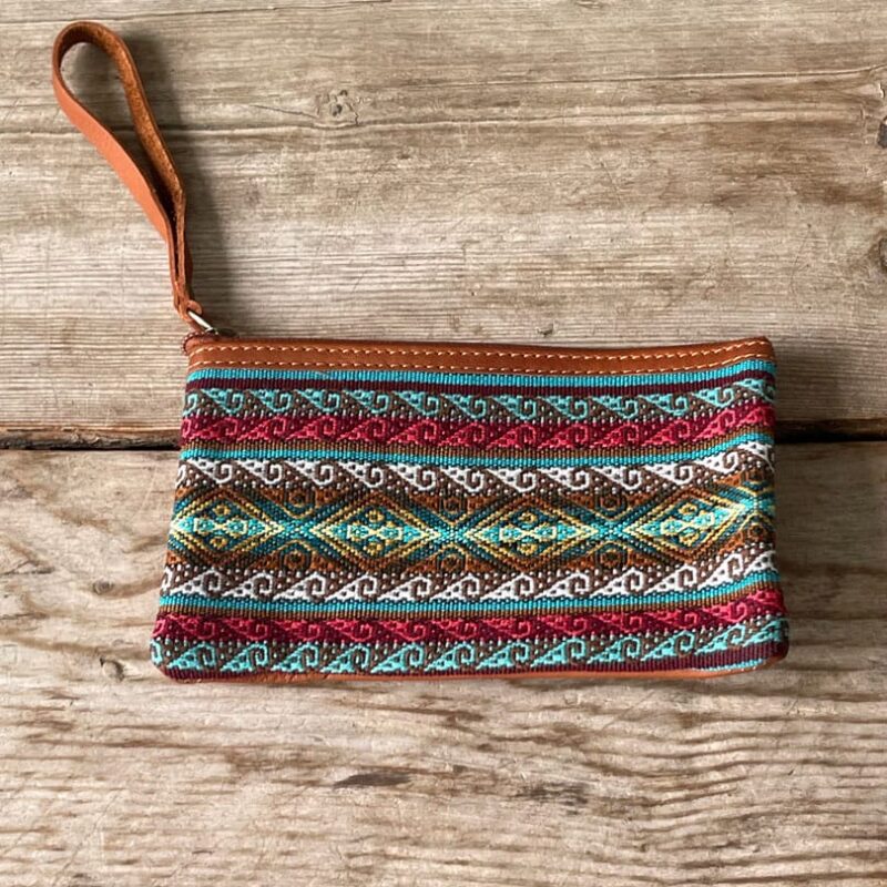 Estuche faja quechua en azules, rosas y marrones, cuero camel