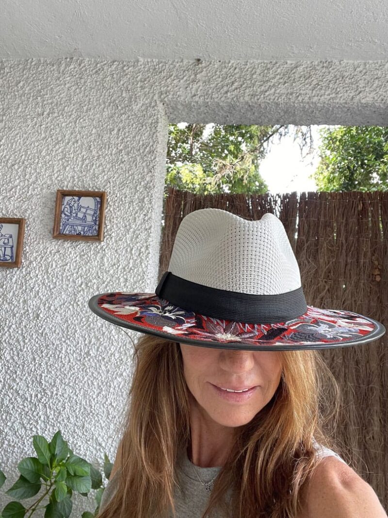 Sombrero rojo de flores bordado - Imagen 2