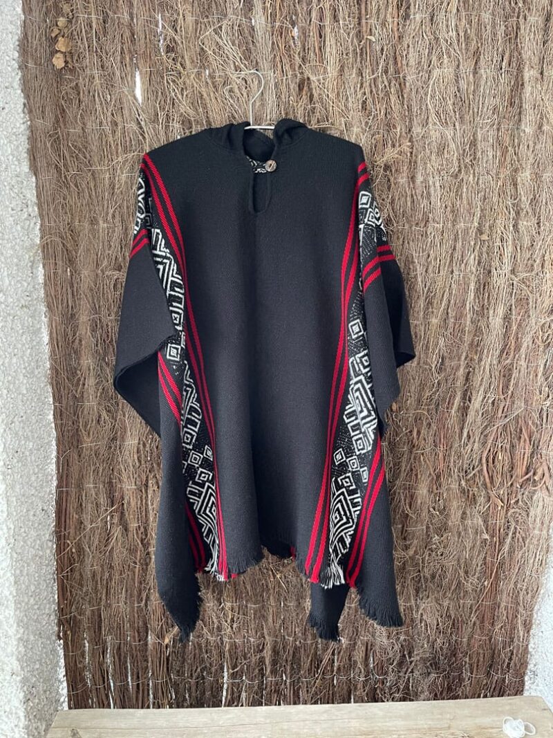 Poncho Alpaca Negro y Rojo etnico