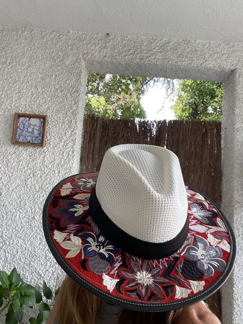 Sombrero rojo de flores bordado - Imagen 3