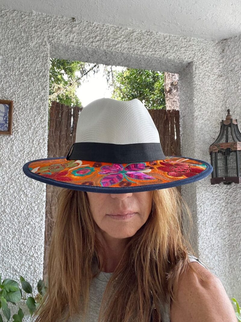 Sombrero naranja de flores bordado - Imagen 2