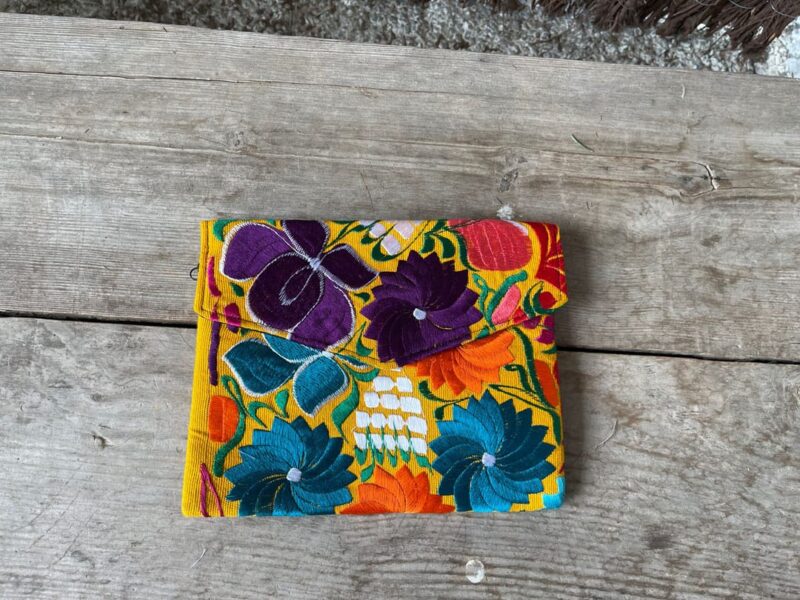 Clutch Bordado Ecuador Petals