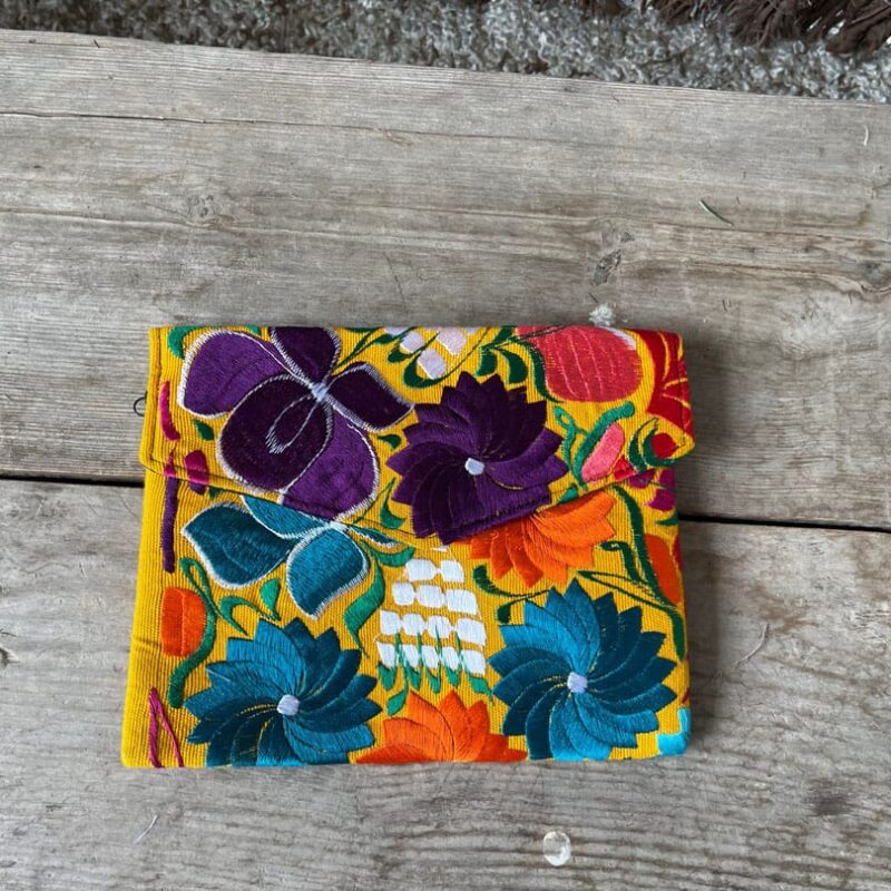 Clutch Bordado Ecuador Petals