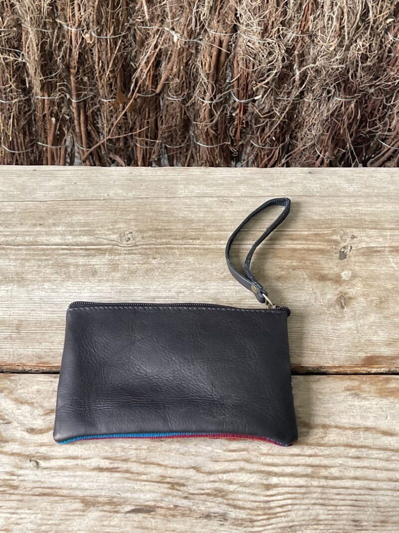 Copia de Estuche faja quechua en azules, rosas y amarillos, cuero negro - Imagen 2