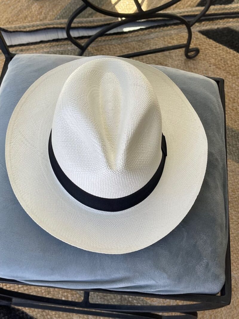 Sombrero blanco cinta negra