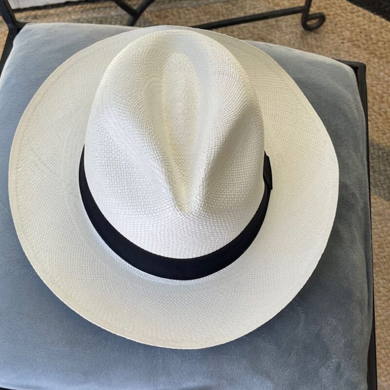 Sombrero blanco cinta negra
