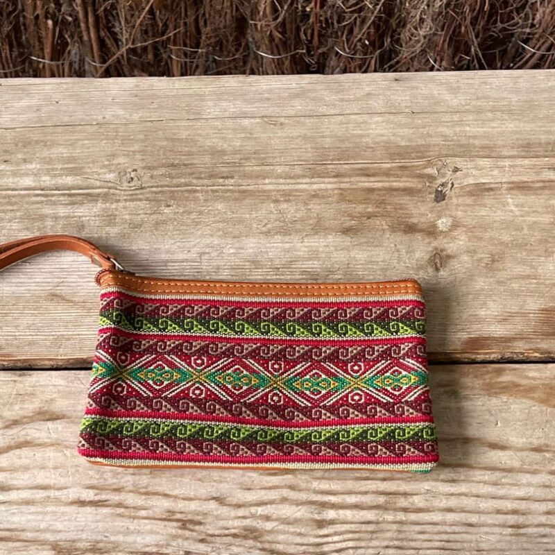 Estuche faja quechua en verdes y granas, cuero camel