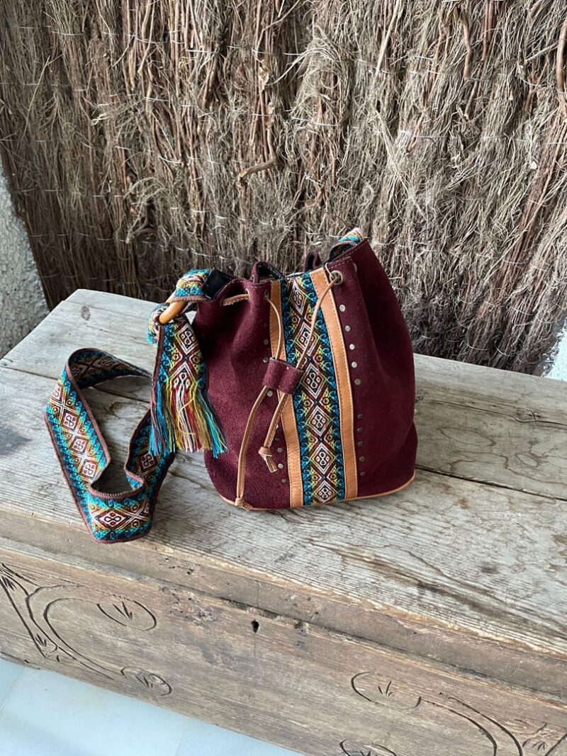 Bolso Saco de Ante Burdeos con Cinta Étnica - Imagen 2