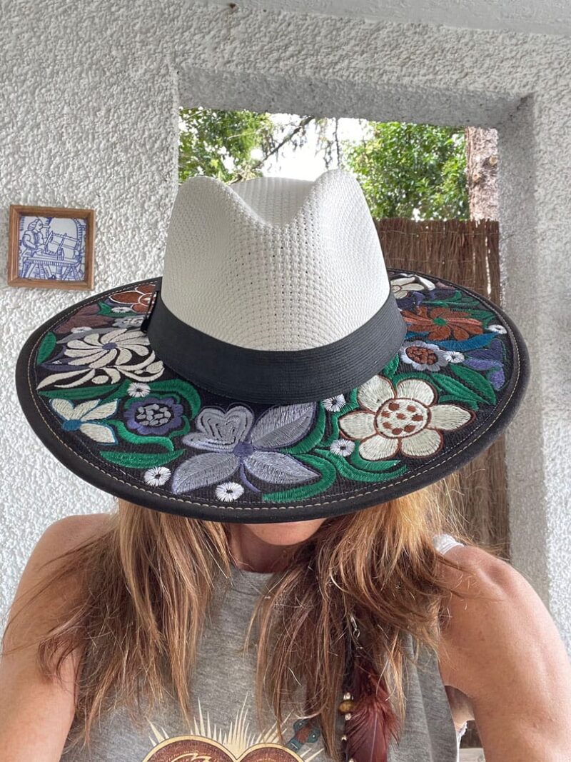 Sombrero Negro de flores bordado - Imagen 3