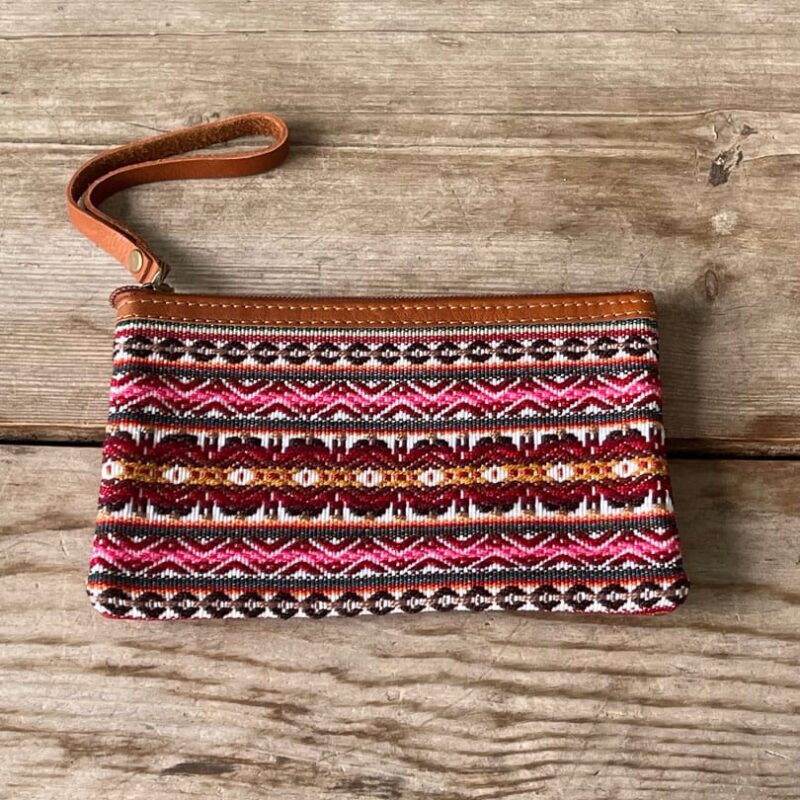 Estuche faja quechua en granas y rosas, cuero camel