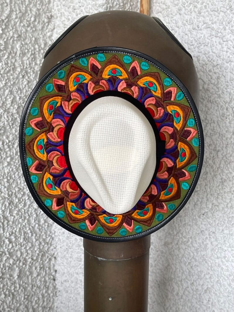 Sombrero verde claro bordado