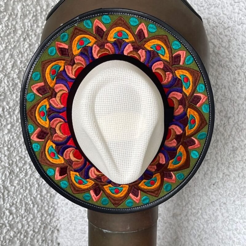 Sombrero verde claro bordado