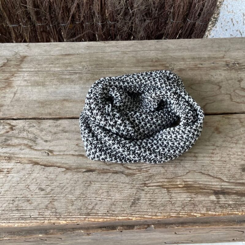 Cuello Lana Blanco y Negro