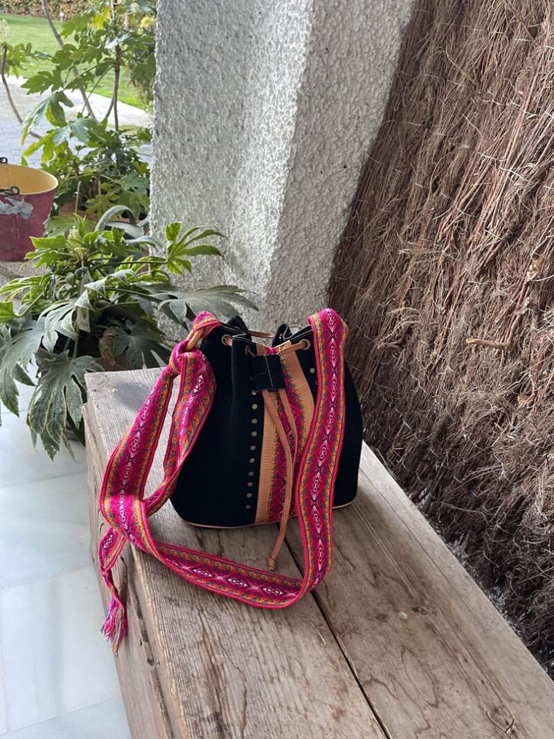 Bolso Saco Ante Color Negro con Cinta Étnica Fucsia - Imagen 2