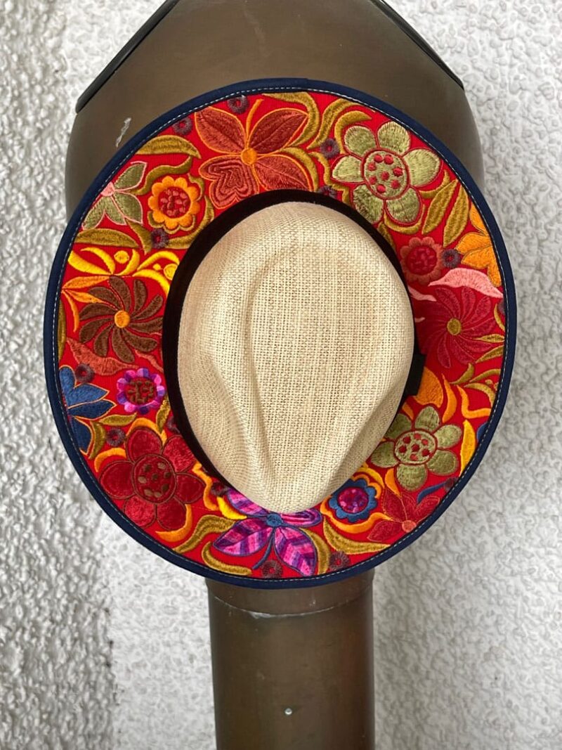 Sombrero beige y rojo de flores bordado