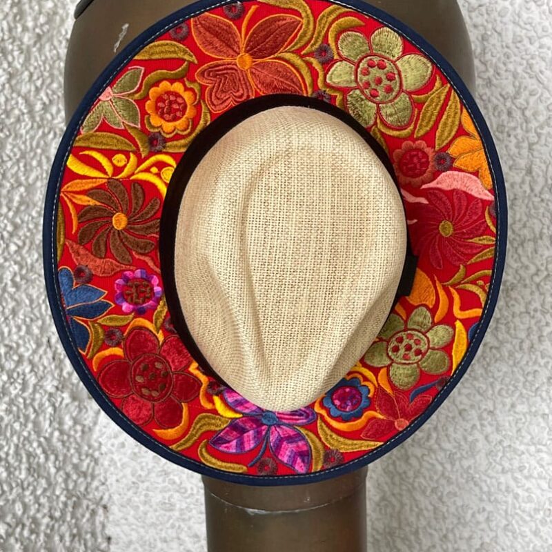 Sombrero beige y rojo de flores bordado