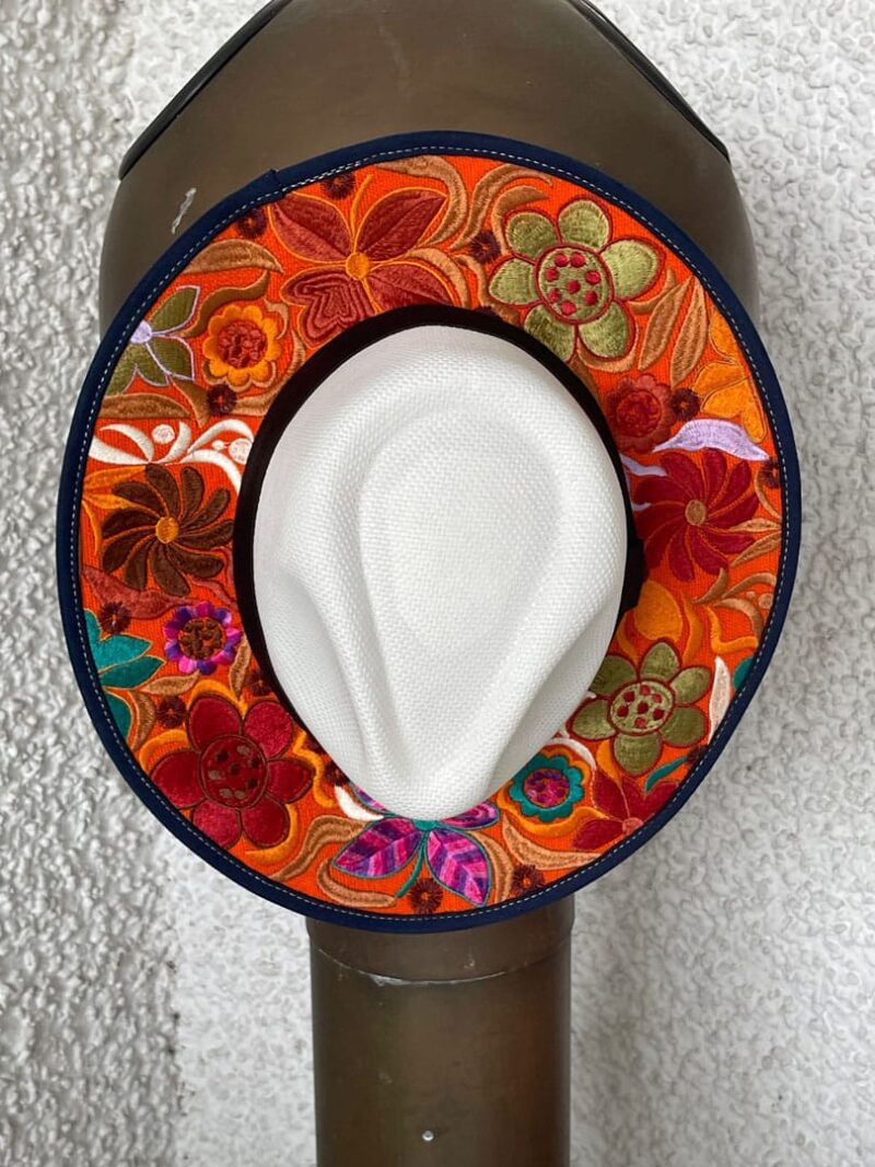 Sombrero naranja de flores bordado