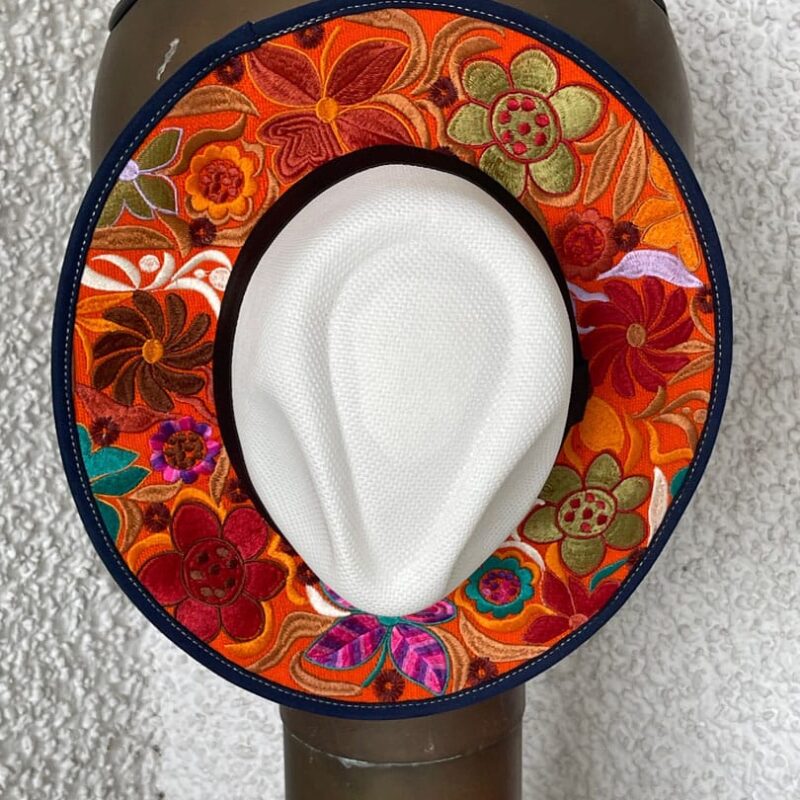 Sombrero naranja de flores bordado