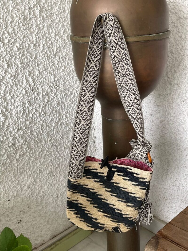 Shigra con faja tonos beige y negros Victoria - Imagen 2