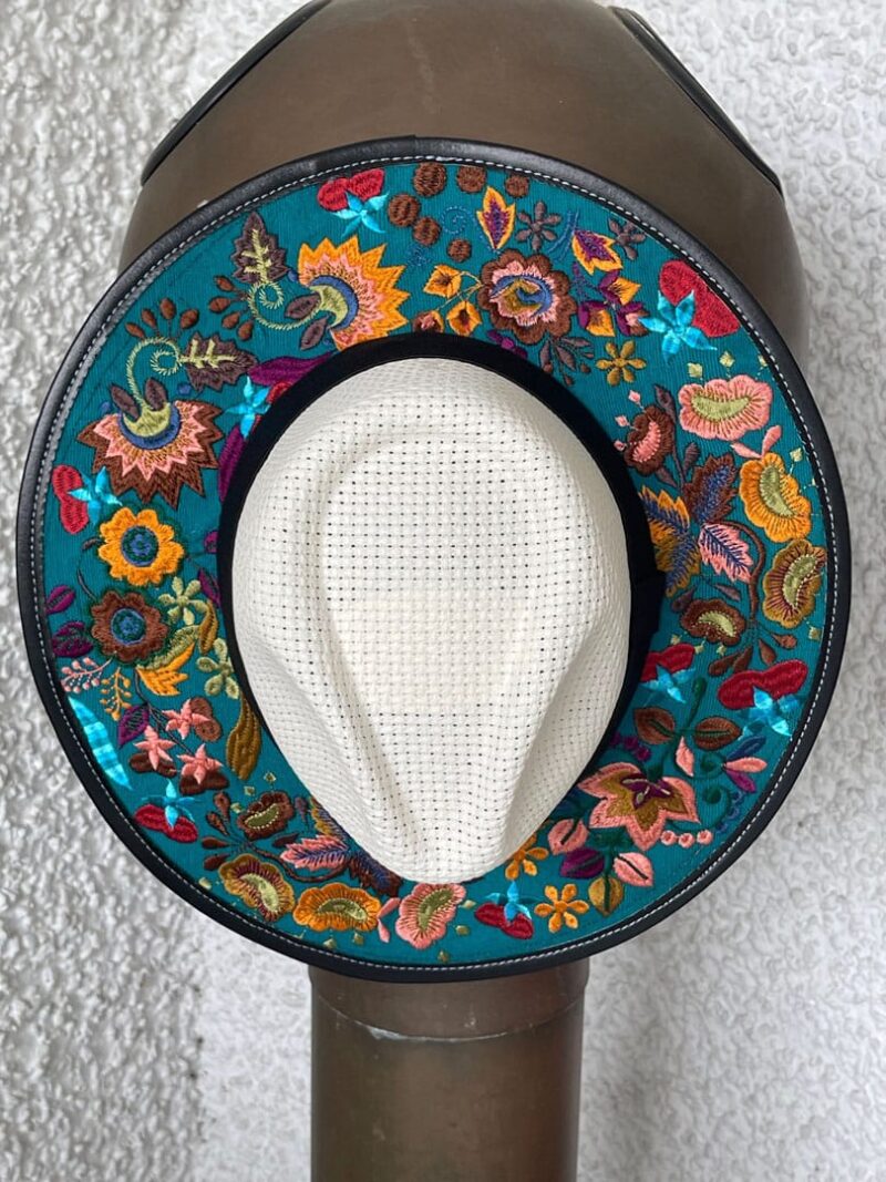 Sombrero verde de flores bordado 1