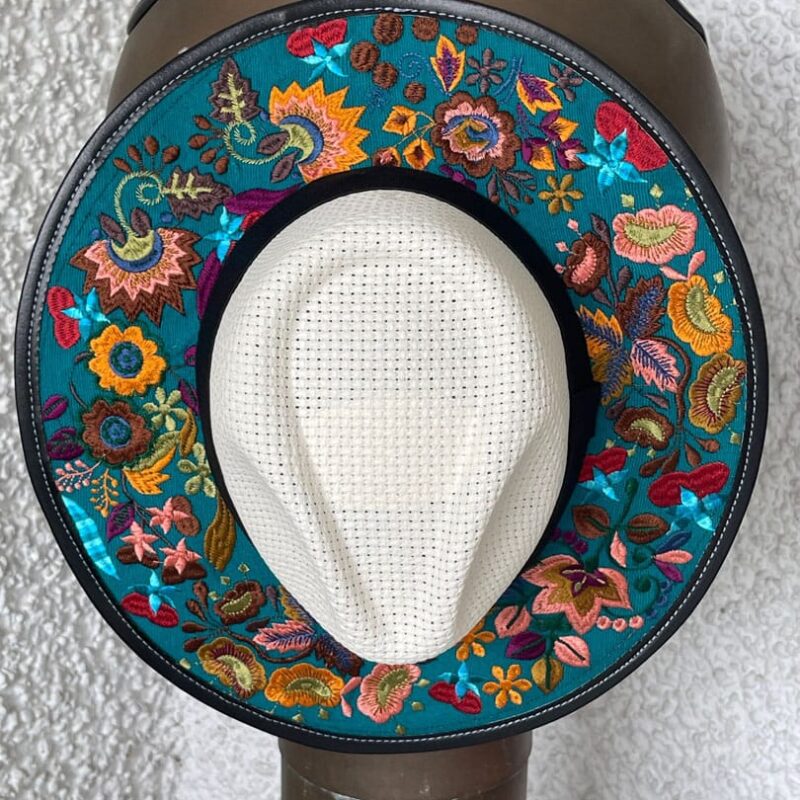 Sombrero verde de flores bordado 1