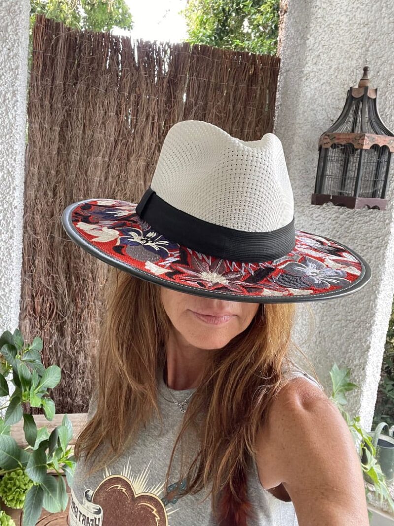 Sombrero rojo de flores bordado - Imagen 7