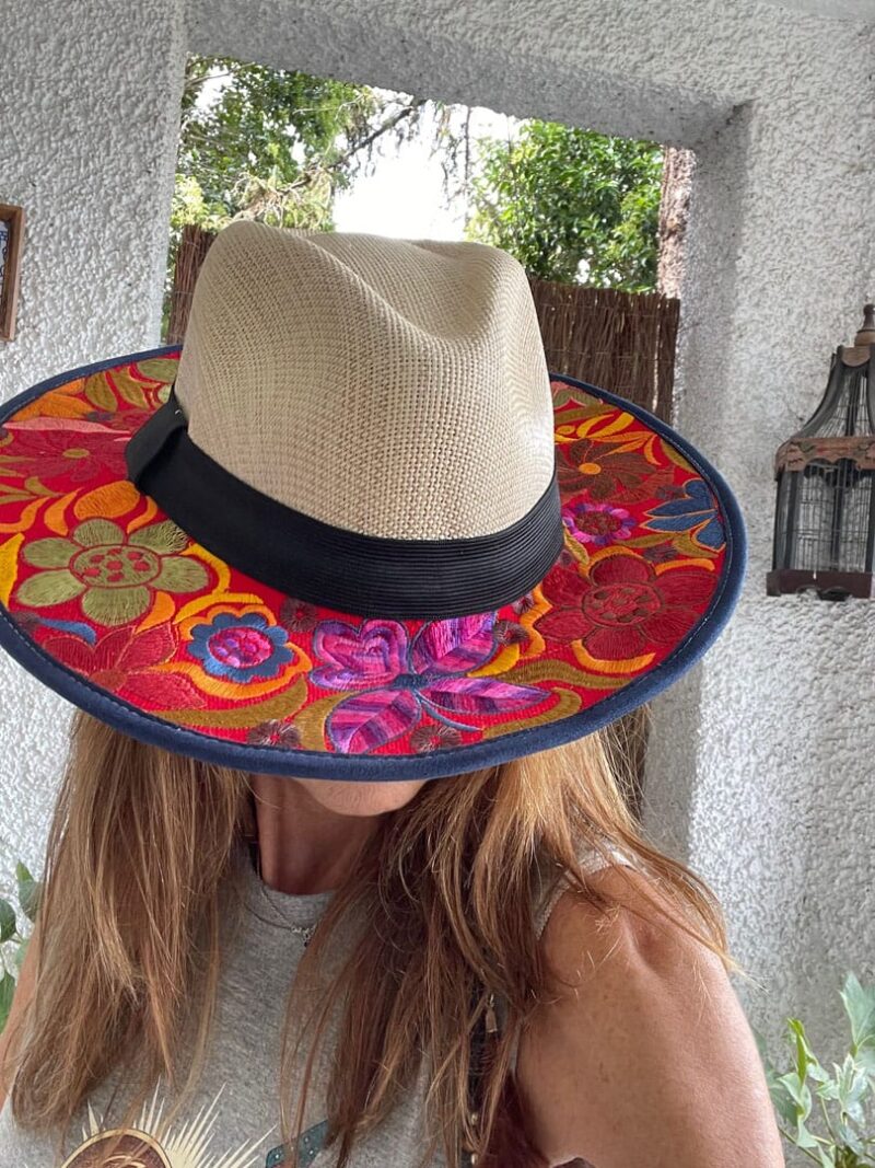 Sombrero beige y rojo de flores bordado - Imagen 2