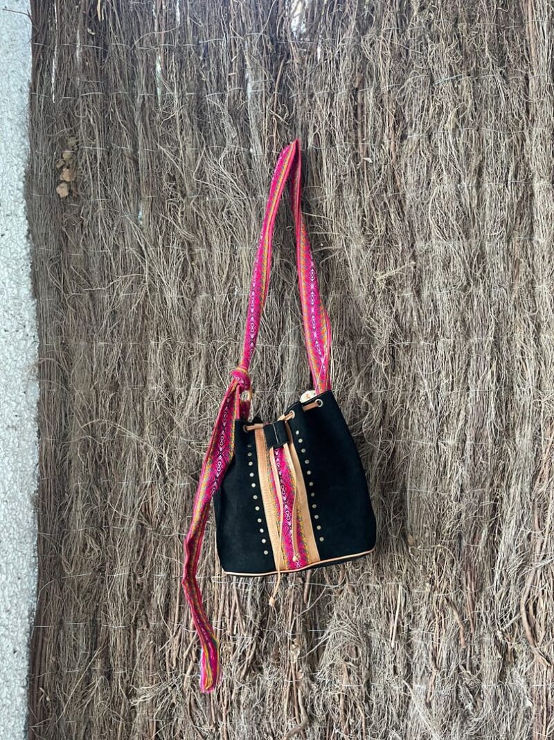 Bolso Saco Ante Color Negro con Cinta Étnica Fucsia - Imagen 3