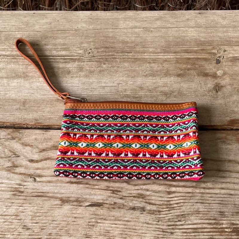 Estuche faja quechua en naranjas y rosas, cuero camel