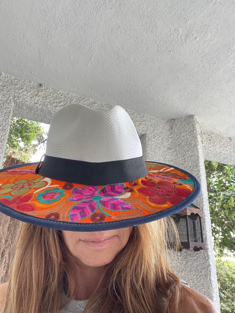 Sombrero naranja de flores bordado - Imagen 4