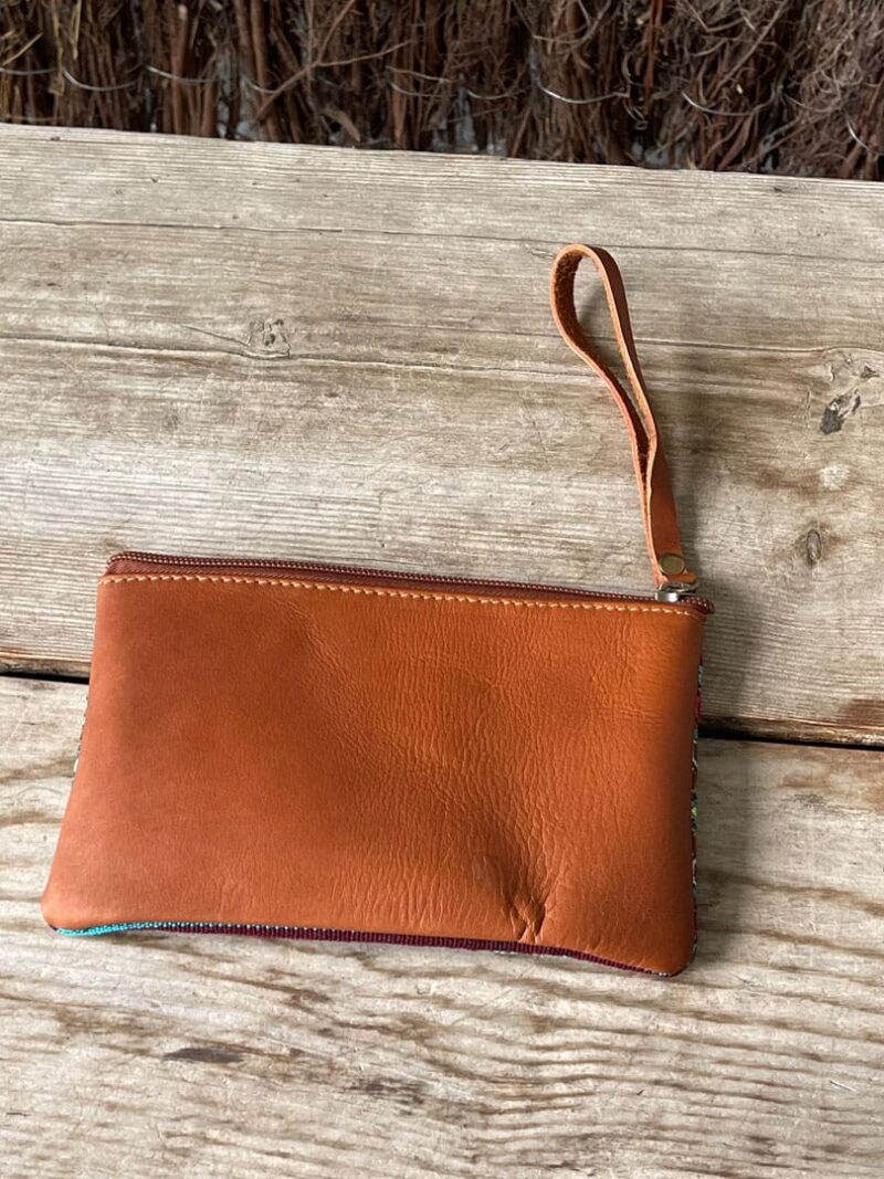 Estuche faja quechua en azules, rosas y marrones, cuero camel - Imagen 2