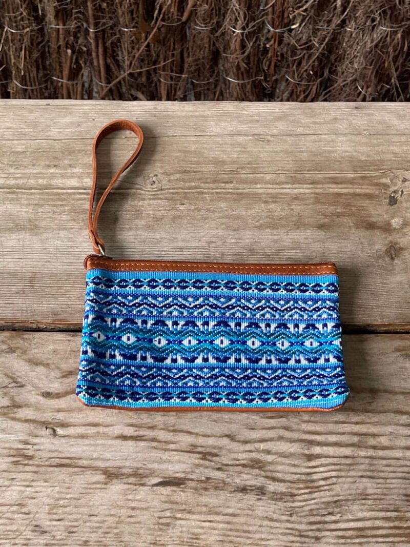 Copia de Estuche faja quechua en azules y blanco cuero camel