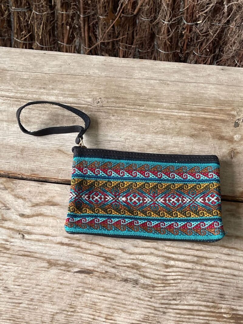 Estuche faja quechua en azules y amarillo, cuero negro