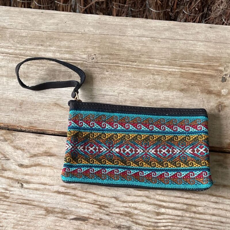 Estuche faja quechua en azules y amarillo, cuero negro