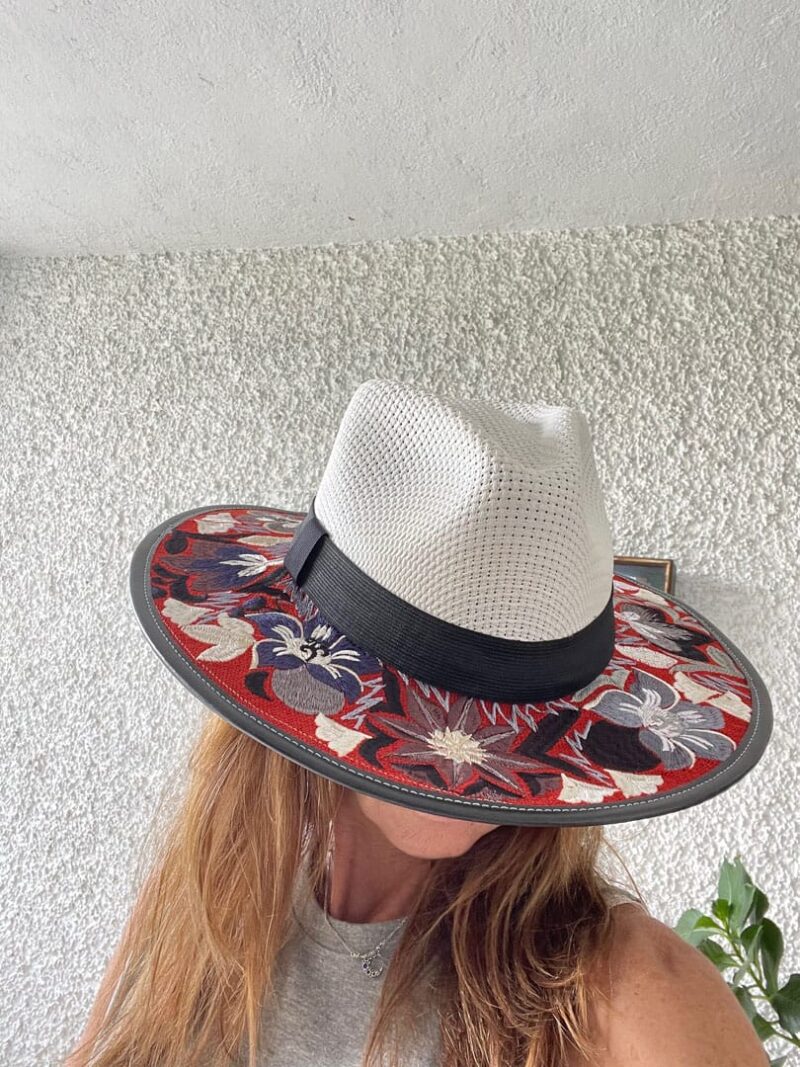 Sombrero rojo de flores bordado - Imagen 6