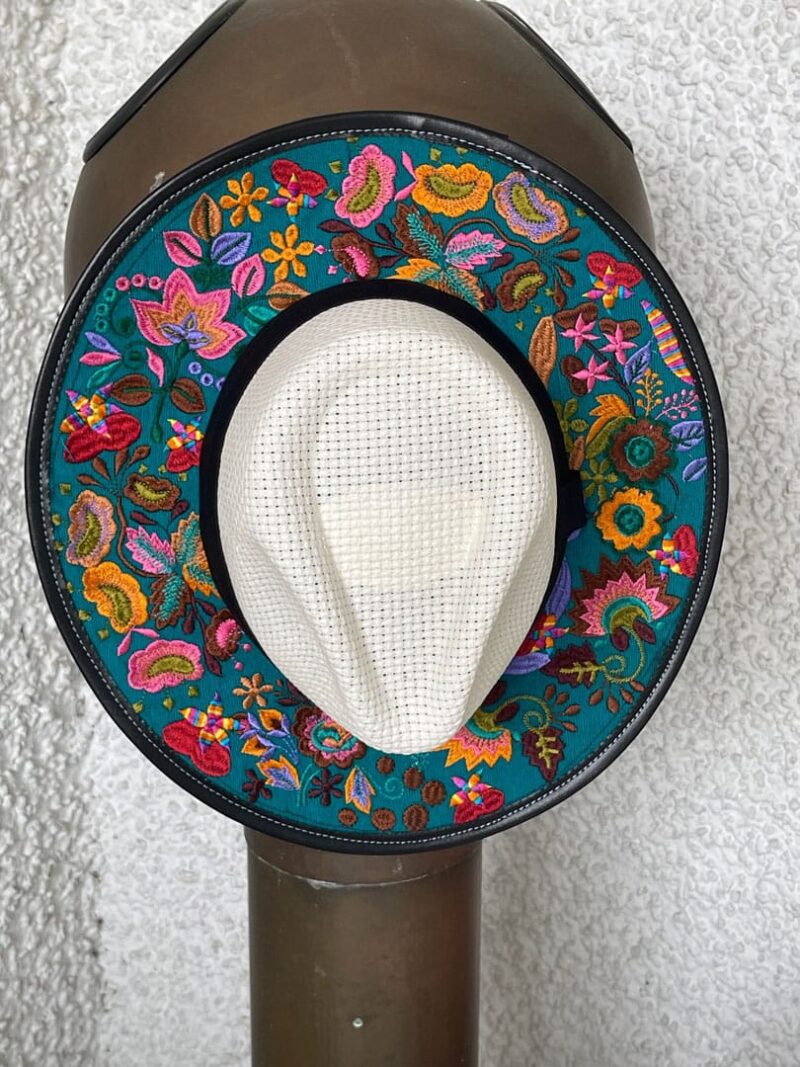 Sombrero verde de flores bordado 2