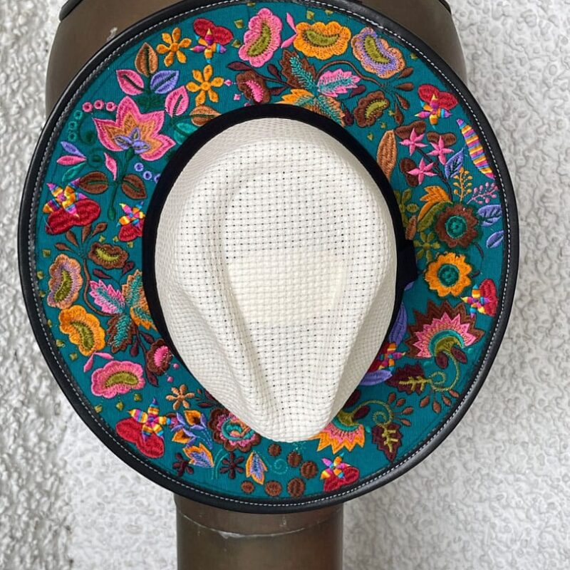 Sombrero verde de flores bordado 2