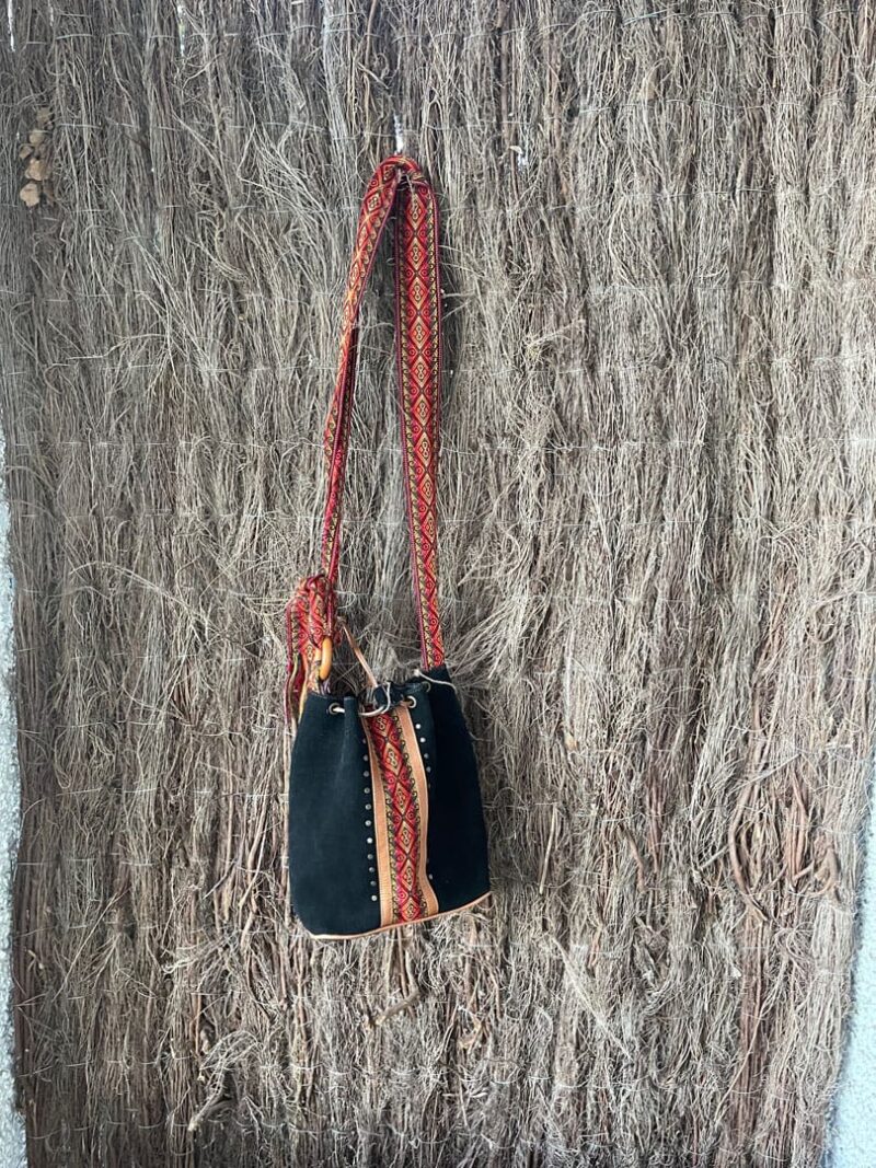 Bolso Saco de Ante Negro con Cinta Étnica Naranja - Imagen 3