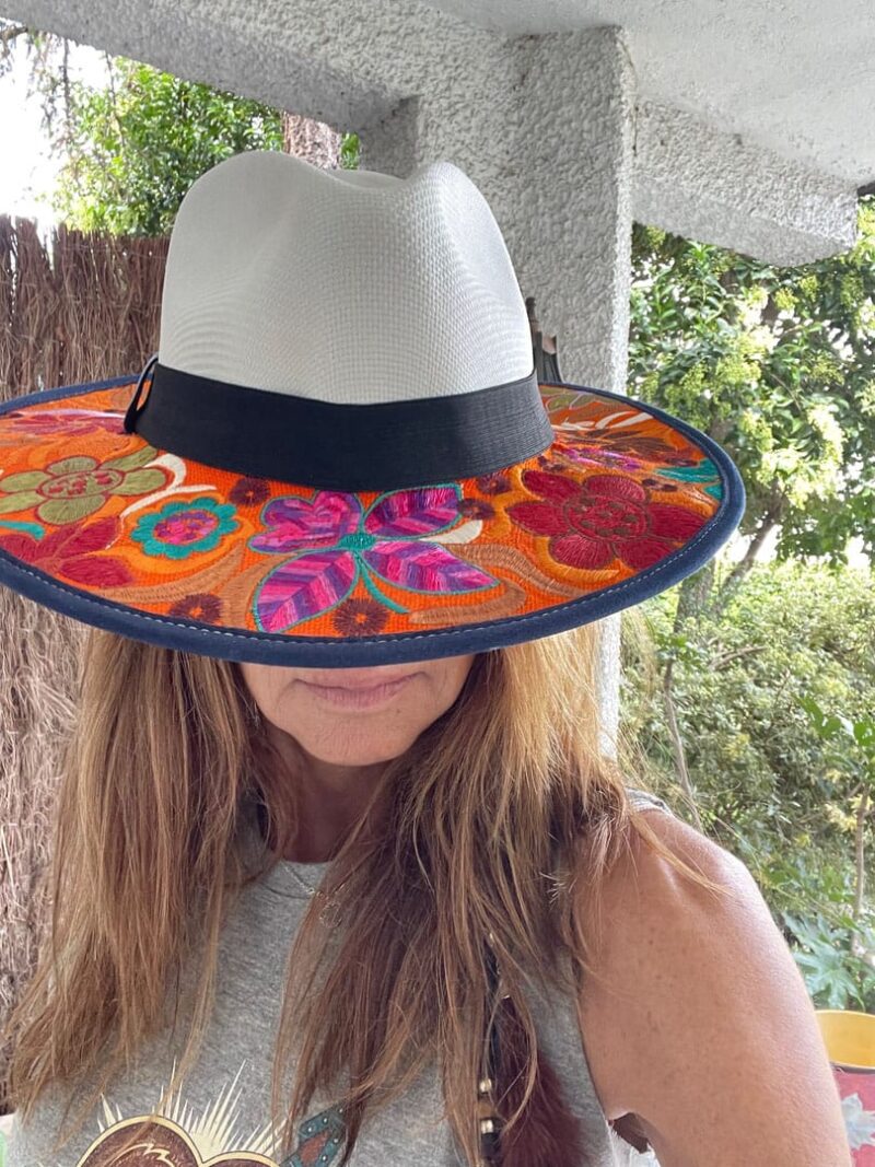 Sombrero naranja de flores bordado - Imagen 3