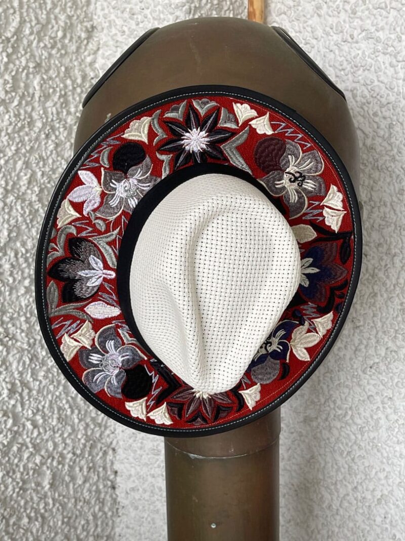 Sombrero rojo de flores bordado