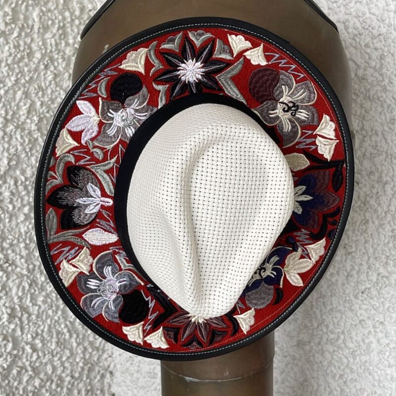 Sombrero rojo de flores bordado