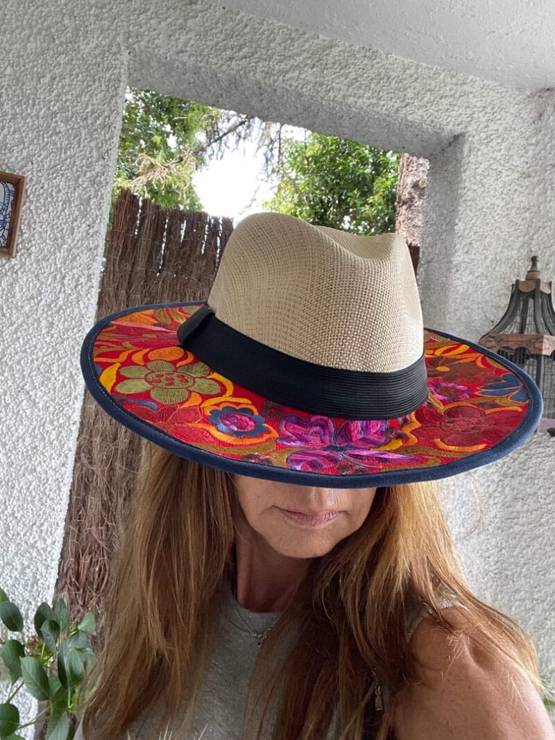 Sombrero beige y rojo de flores bordado - Imagen 3