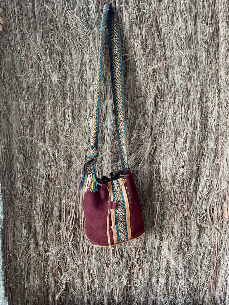 Bolso Saco de Ante Burdeos con Cinta Étnica