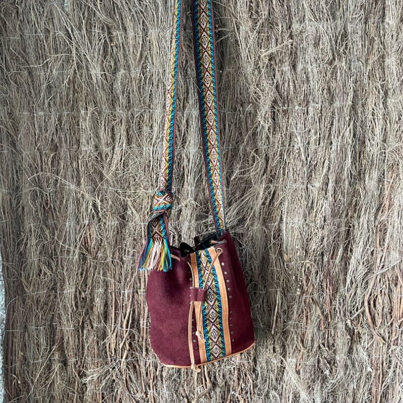 Bolso Saco de Ante Burdeos con Cinta Étnica