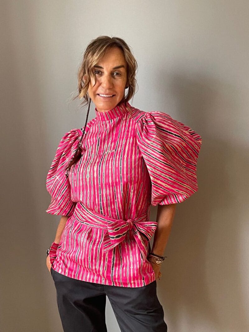 Camisa cuello caja, manga farol y lazo rosa