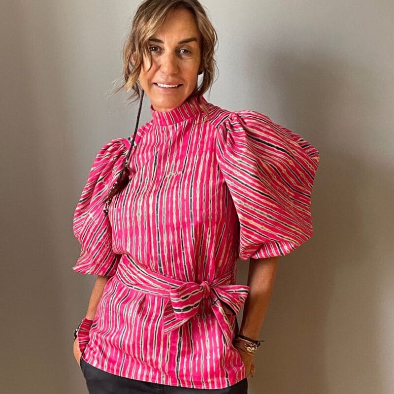 Camisa cuello caja, manga farol y lazo rosa