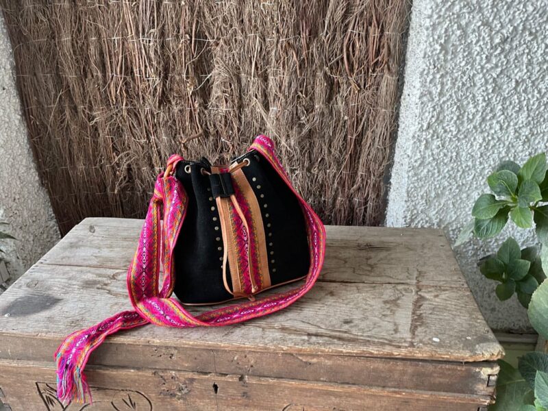 Bolso Saco Ante Color Negro con Cinta Étnica Fucsia - Imagen 4